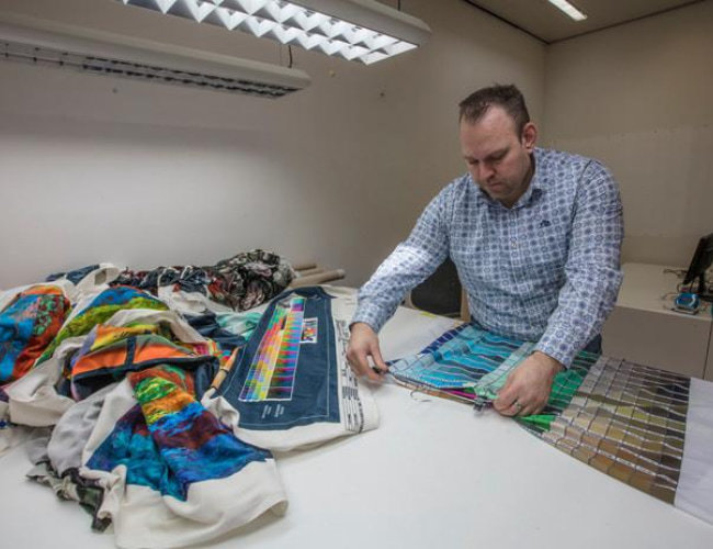 Sander Lossie choosing fabrics